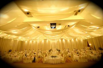 4 wall cream drapes in grandballroom