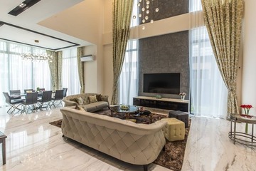 This elegant living room by MAA DESIGN at the Hometree Long Branch Residence in Kota Kemuning showcases a harmonious blend of classic and modern styles, featuring a plush, curved sofa with tufted detailing, a sleek dark fireplace, and floor-to-ceiling drapes that add a touch of sophistication. The marble flooring reflects the natural light that floods the space, enhancing the contemporary yet timeless ambiance of this three-story bungalow's interior design.